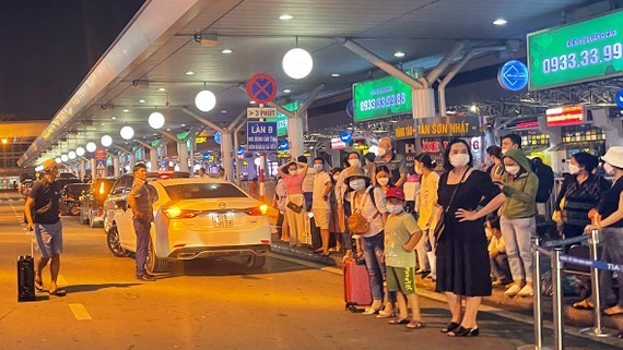 Passengers wait for taxis at Tan Son Nhat International Airport (Photo: SGGP) Passengers wait for taxis at Tan Son Nhat International Airport (Photo: SGGP)