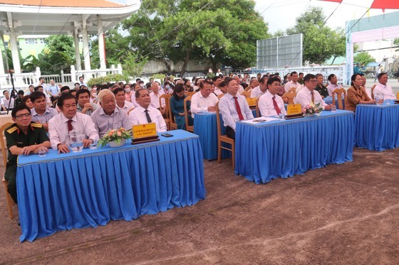 Can Gio District holds a ceremony to announce and receive the Prime Minister's decision recognizing Long Hoa Commune as a safe zone commune of the Central. Can Gio District holds a ceremony to announce and receive the Prime Minister's decision recognizing Long Hoa Commune as a safe zone commune of the Central.
