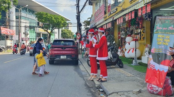 The male young people will be disguised as Santa Claus to offer gifts following customers’ requirements. The male young people will be disguised as Santa Claus to offer gifts following customers’ requirements.