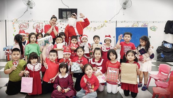 A kindergarten in Quy Nhon City, Binh Dinh Province organized many entertainment programs and offered presents to pupils. A kindergarten in Quy Nhon City, Binh Dinh Province organized many entertainment programs and offered presents to pupils.