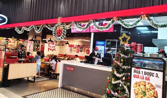 A stall in Quy Nhon supermarket, Binh Dinh Province was fully decorated with Christmas Eve. A stall in Quy Nhon supermarket, Binh Dinh Province was fully decorated with Christmas Eve.