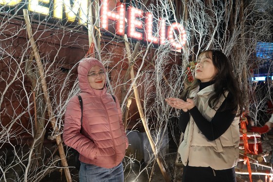 Some young people are excited about artificial snow at the night market. Some young people are excited about artificial snow at the night market.
