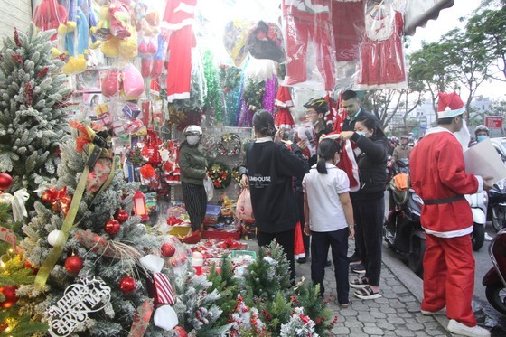 According to Santa Claus gift delivery service providers, the Santa Clauses will be well trained and prepared for communications, sending Christmas messages, taking photos and saying goodbye. According to Santa Claus gift delivery service providers, the Santa Clauses will be well trained and prepared for communications, sending Christmas messages, taking photos and saying goodbye.