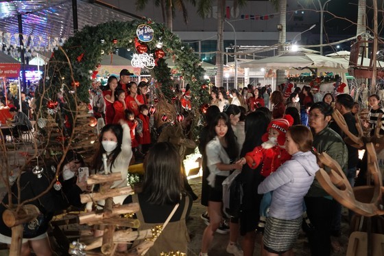 One of the most check-in places in Da Nang City on the occasion of Christmas Eve is the Hellio night market during the passing years. One of the most check-in places in Da Nang City on the occasion of Christmas Eve is the Hellio night market during the passing years.
