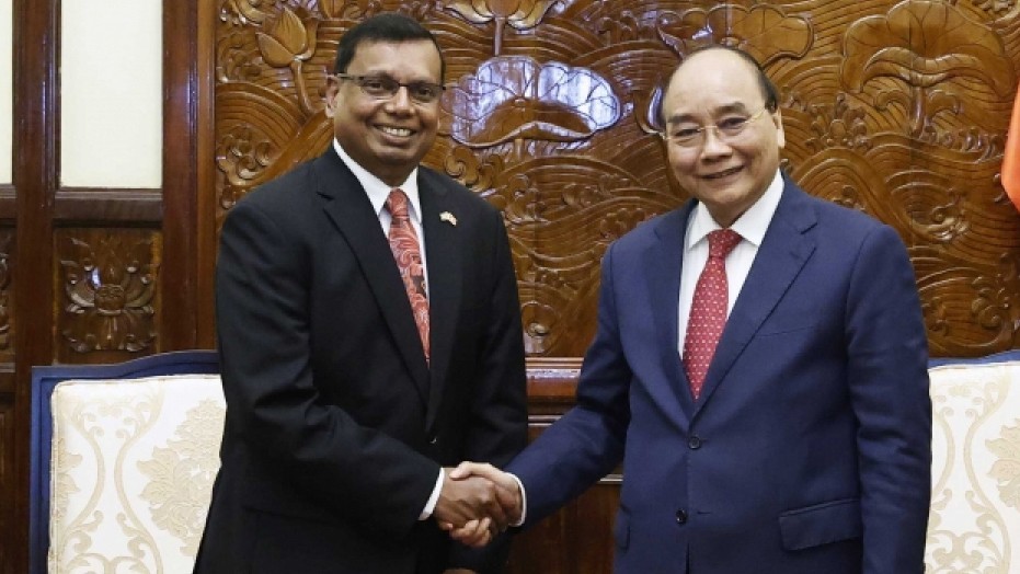 President Nguyen Xuan Phuc (R) shakes hands with Sri Lankan Ambassador Prasanna Gamage. President Nguyen Xuan Phuc (R) shakes hands with Sri Lankan Ambassador Prasanna Gamage.
