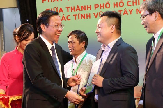 Chairman of the People's Committee of Ho Chi Minh City Phan Van Mai grants memorandums of understanding on investment cooperation for businesses at the conference. Chairman of the People's Committee of Ho Chi Minh City Phan Van Mai grants memorandums of understanding on investment cooperation for businesses at the conference.