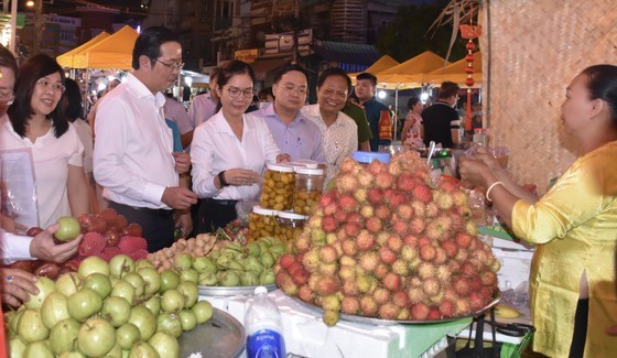 Leaders of District 10, HCMC visit a booth at the night walking street. Leaders of District 10, HCMC visit a booth at the night walking street.
