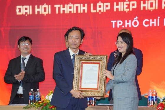 Director of the HCMC Tourism Department Nguyen Thi Anh Hoa hands over the establishment certificate of Ho Chi Minh City Food and Beverage Association to Mr. Nguyen Tan Viet, Chairman of the HCMC Food & Beverage Association. Director of the HCMC Tourism Department Nguyen Thi Anh Hoa hands over the establishment certificate of Ho Chi Minh City Food and Beverage Association to Mr. Nguyen Tan Viet, Chairman of the HCMC Food & Beverage Association.