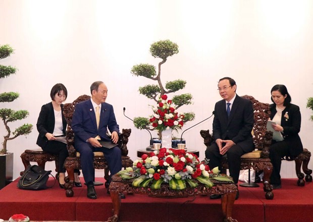 Secretary of the HCMC Party Committee Nguyen Van Nen (second from right) and former Japanese Prime Minister Suga Yoshihide (second from left) at the meeting on January 11 (Photo: VNA)
