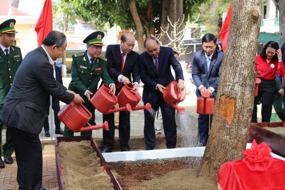 President Nguyen Xuan Phuc and delegates planted a souvenir tree at the Border Guard Command of Dak Lak Province.
