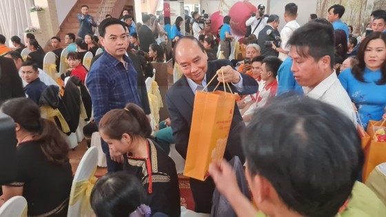 President Nguyen Xuan Phuc presented gifts to people with difficult circumstances in Dak Lak Province.