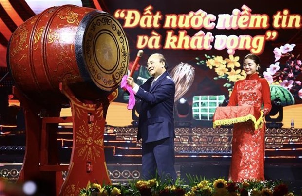 President Nguyen Xuan Phuc beats the drum to kick off the 2023 “Xuan Que Huong” (Homeland Spring). (Photo: VNA)