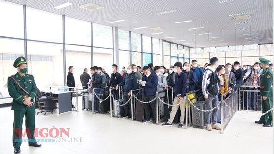 Vietnamese functional forces give instructions to Chinese people at a border gate. (Photo: SGGP) Vietnamese functional forces give instructions to Chinese people at a border gate. (Photo: SGGP)