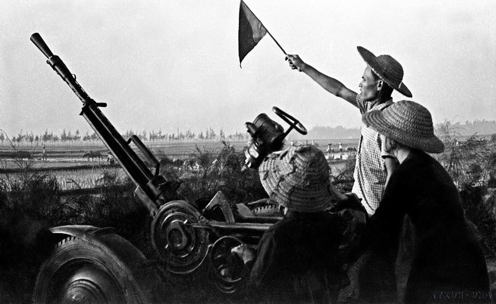 Militia of Tu Liem district, Hanoi, stay vigilant and opportunely open fire, helping shoot down many US aircraft. (Photo: VNA)