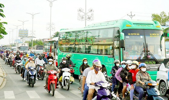 Vehicles traveling through National Highway No.60 via Rach Mieu Bridge from Ben Tre Province to Tien Giang Province move slowly.