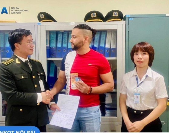 Foreign passenger was returned a lost jacket with cash at Noi Bai Airport. Foreign passenger was returned a lost jacket with cash at Noi Bai Airport.