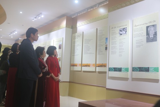 110 poems and plain verses are introduced at the exhibition. 110 poems and plain verses are introduced at the exhibition.