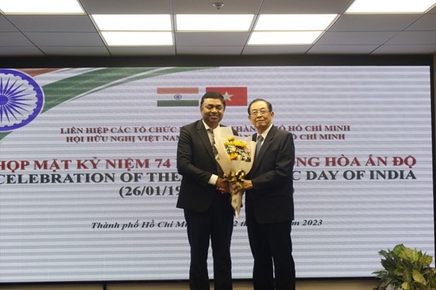 President of the Vietnam – India Friendship Association of HCMC Huynh Thanh Lap (R) presents flowers to Indian Consul General in HCMC Madan Mohan Sethi at the event. (Photo: https://thoidai.com.vn/) President of the Vietnam – India Friendship Association of HCMC Huynh Thanh Lap (R) presents flowers to Indian Consul General in HCMC Madan Mohan Sethi at the event. (Photo: https://thoidai.com.vn/)