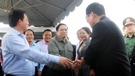 Vietnamese Prime Minister Pham Minh Chinh shakes hands with leaders of Binh Dinh Province. Vietnamese Prime Minister Pham Minh Chinh shakes hands with leaders of Binh Dinh Province.