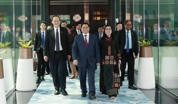 PM Pham Minh Chinh (center) and his spouse wrap up the official visit to Singapore on February 10 afternoon. (Photo: VNA)
