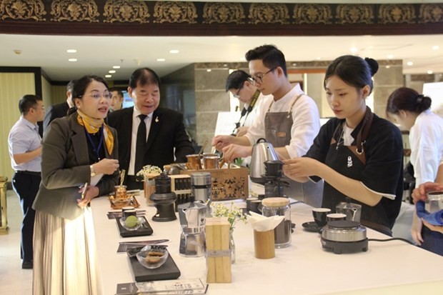 Trung Nguyen Group introduces Vietnamese coffee to customers. (Photo: daklak.gov.vn) Trung Nguyen Group introduces Vietnamese coffee to customers. (Photo: daklak.gov.vn)