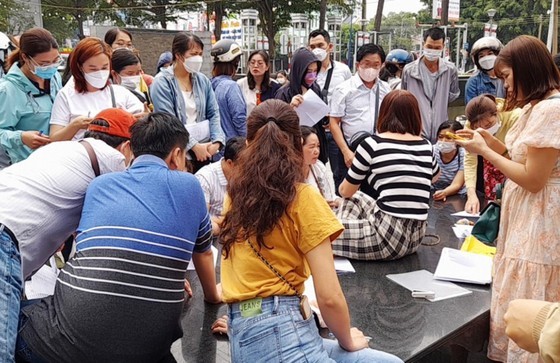 Many parents are proceeding the denunciation regarding closure of Apax Leaders English Center. (Photo: Binh Duong Newspaper) Many parents are proceeding the denunciation regarding closure of Apax Leaders English Center. (Photo: Binh Duong Newspaper)