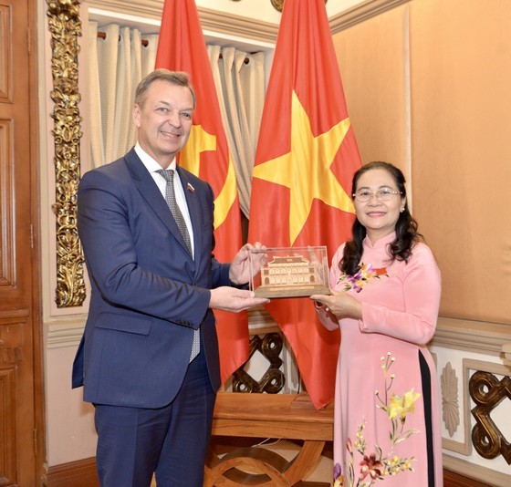Chairwoman of the People's Council of Ho Chi Minh City Nguyen Thi Le presents a souvenir to Andrey Vladimirovich Yatskin, First Deputy Chairman of the Council of Federation. (Photo: Cao Thang) Chairwoman of the People's Council of Ho Chi Minh City Nguyen Thi Le presents a souvenir to Andrey Vladimirovich Yatskin, First Deputy Chairman of the Council of Federation. (Photo: Cao Thang)
