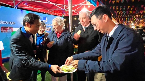 A member from Ha Tinh Provincial Youth Union member introduces typical OCOP culinary products of the province to visitors. (Photo: Duong Quang) A member from Ha Tinh Provincial Youth Union member introduces typical OCOP culinary products of the province to visitors. (Photo: Duong Quang)