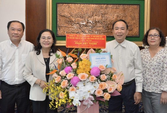 Chairwoman of the Municipal People's Council Nguyen Thi Le visits Doctor Pham Viet Thanh, the People’s Doctor, former Director of the HCMC Department of Health. Chairwoman of the Municipal People's Council Nguyen Thi Le visits Doctor Pham Viet Thanh, the People’s Doctor, former Director of the HCMC Department of Health.