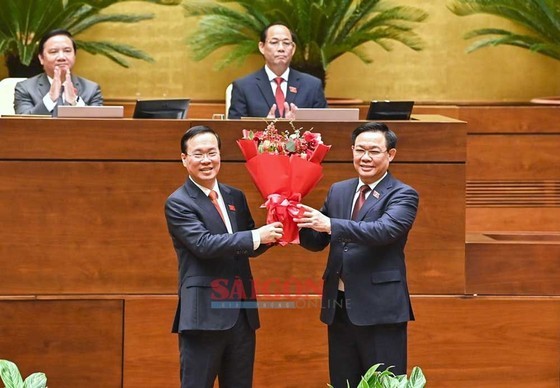 National Assembly Chairman Vuong Dinh Hue (R) presents flowers to congratulate new President Vo Van Thuong. National Assembly Chairman Vuong Dinh Hue (R) presents flowers to congratulate new President Vo Van Thuong.