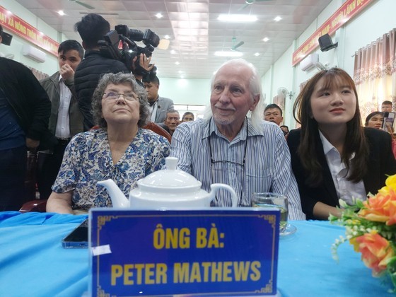 US veteran Peter Mathews and his wife join a ceremony of receipt of martyr Cao Xuan Tuat’s Remembrance.