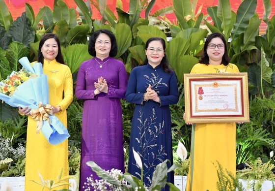 Chairwoman of the Municipal People’s Council Nguyen Thi Le (second from right) offers the Third-class Labor Medal of the State President to the organization and inspection commission of Ho Chi Minh City Women's Union. Chairwoman of the Municipal People’s Council Nguyen Thi Le (second from right) offers the Third-class Labor Medal of the State President to the organization and inspection commission of Ho Chi Minh City Women's Union.
