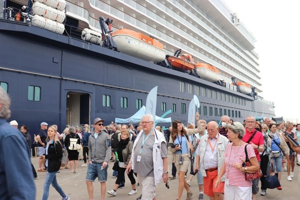 Mein Schiff 5 ship carried nearly 2,000 European visitors to Quang Ninh (Photo: baoquangninh.vn) Mein Schiff 5 ship carried nearly 2,000 European visitors to Quang Ninh (Photo: baoquangninh.vn)