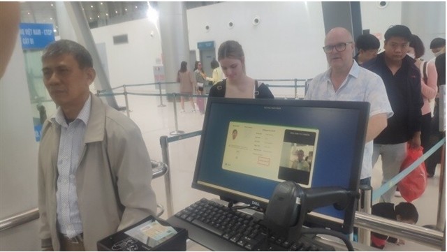 A passenger is verified by biometric authentication in Cat Bi International Airport of Hai Phong. (Photo baogiaothong.vn)