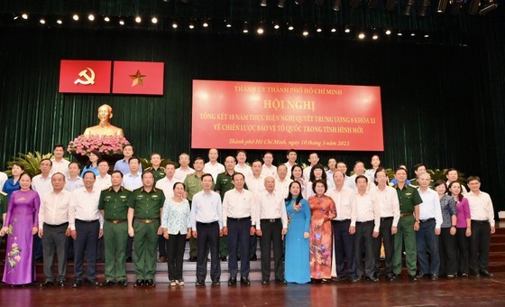 President Vo Van Thuong and officials of HCMC pose for a group photo at the meeting. (Photo: Viet Dung)