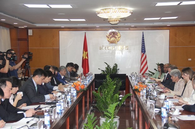 Vietnamese Deputy Minister of Industry and Trade Do Thang Hai received US Under Secretary of Commerce for International Trade Marisa Lago in Hanoi on March 10. (Photo:VNA) Vietnamese Deputy Minister of Industry and Trade Do Thang Hai received US Under Secretary of Commerce for International Trade Marisa Lago in Hanoi on March 10. (Photo:VNA)