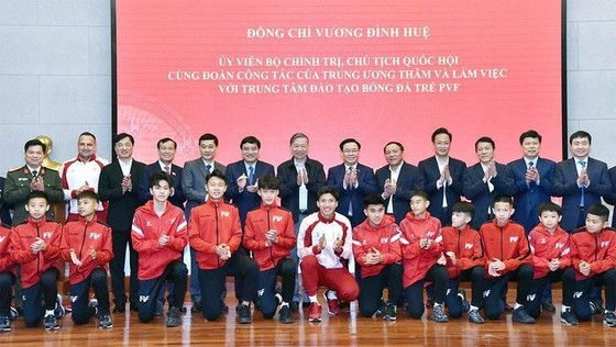 National Assembly Chairman Vuong Dinh Hue and delegates pose for a photo with trainees of PVF Youth Football Traning Center. (Photo: Vietnam Sports Administration) National Assembly Chairman Vuong Dinh Hue and delegates pose for a photo with trainees of PVF Youth Football Traning Center. (Photo: Vietnam Sports Administration)