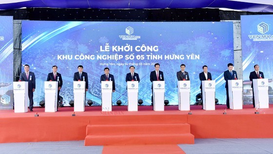 National Assembly Chairman Vuong Dinh Hue and delegates press the button to start construction of Industrial Park No. 5 project in Hung Yen Province. National Assembly Chairman Vuong Dinh Hue and delegates press the button to start construction of Industrial Park No. 5 project in Hung Yen Province.