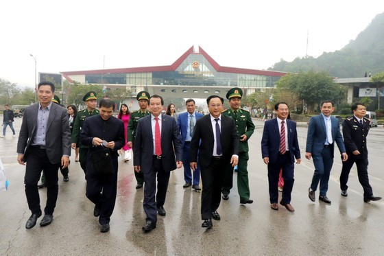The leaders of the National Administration of Tourism and Lang Son Province welcome a delegation of 124 Chinese tourists at Huu Nghi International Border Gate.