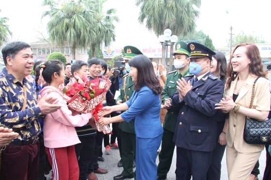 The leader of Mong Cai City offers flowers to the first Chinese tourists entering Vietnam via Mong Cai International Border Gate