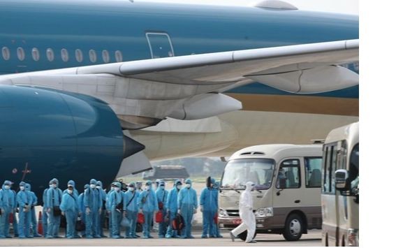 Passengers on a repatriation flight arrive in Vietnam. (Photo: VNA) Passengers on a repatriation flight arrive in Vietnam. (Photo: VNA)