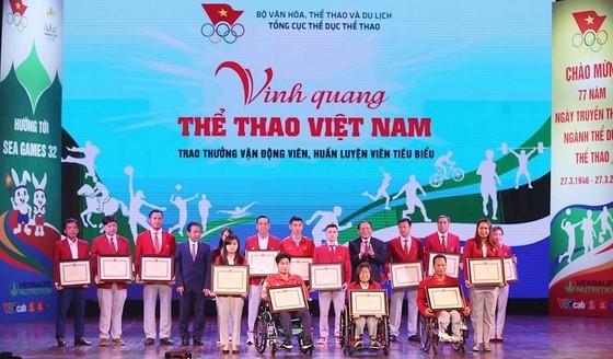 The outstanding coaches and athletes received the certificates of merit. (Photo: Luong Luong) The outstanding coaches and athletes received the certificates of merit. (Photo: Luong Luong)