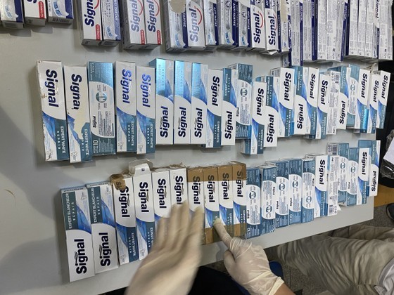 Functional forces seize a total amount of 327 tubes of unopened toothpaste of various brands