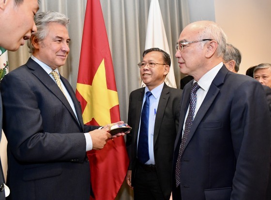 Leaders of Ho Chi Minh City discuss with Honorary Consul of Vietnam to Jalisco Mr. Miguel Angle Landeros. (Photo: Viet Dung) Leaders of Ho Chi Minh City discuss with Honorary Consul of Vietnam to Jalisco Mr. Miguel Angle Landeros. (Photo: Viet Dung)