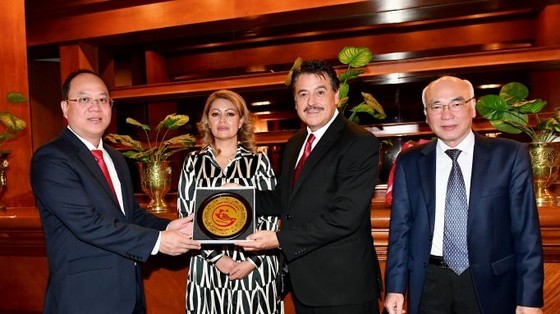 Deputy Secretary of the HCMC Party Committee Nguyen Ho Hai presents a souvenir to Mr. Alfredo Femat Bañuelos. (Photo: Viet Dung)