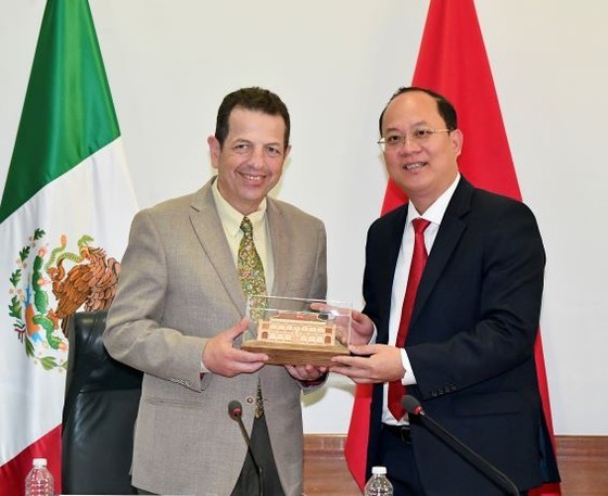 Deputy Secretary of the HCMC Party Committee Nguyen Ho Hai gives a souvenir to Mr. Fadlala Akabani Hneide. (Photo: Viet Dung)