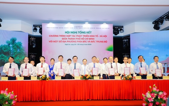Leaders of Ho Chi Minh City and nine provinces sign a socio-economic cooperation program for the period of 2023-2025.