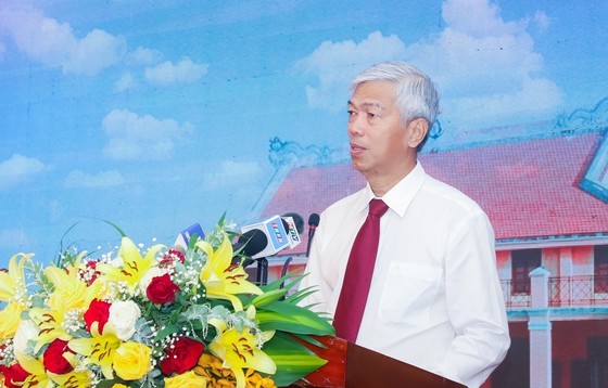 Deputy Chairman of the HCMC People’s Committee Vo Van Hoan speaks at the conference.