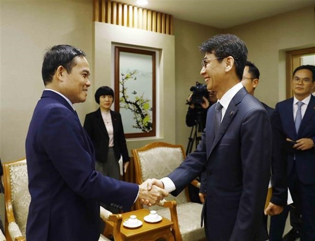 Deputy Prime Minister Tran Luu Quang (L) shakes hands with Kim Myoung-kyu, Vice President of LG Display Co Ltd. (Photo: VNA)