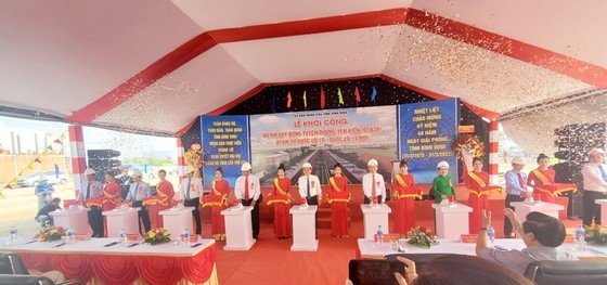 Leaders of Binh Dinh Province press the button to start work on the project. Leaders of Binh Dinh Province press the button to start work on the project.
